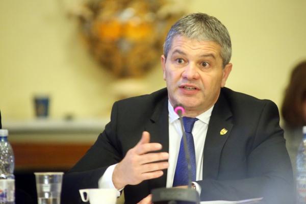 Scandalul ambulanţelor a ajuns la Palatul Victoria. Ministrul Sănătăţii s-a întâlnit cu premierul Grindeanu