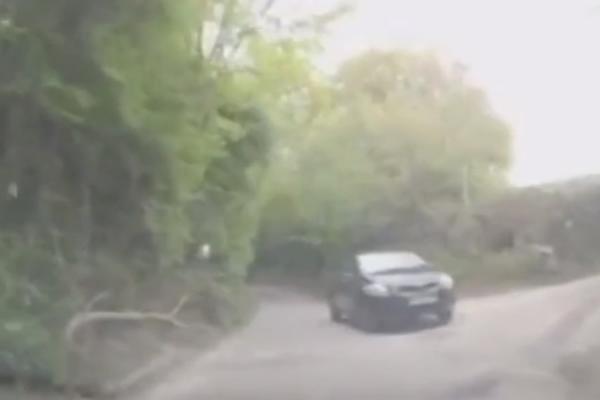 Imagini VIRALE! O femeie sare în ajutorul unui biciclist pe care L-A LOVIT CU MAŞINA, însă îl abandonează dintr-un motiv incredibil (VIDEO)