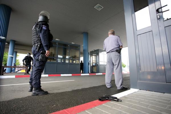 Poliţist de frontieră din Vaslui, reţinut pentru 24 de ore. Bărbatul ar fi pus foc la nişte societăţi comerciale