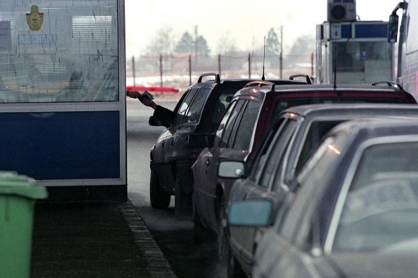 Trafic infernal în Vama Giurgiu. Şoferii aşteaptă mai mult de o oră pe sensul de ieşire din ţară. Cozi de 5 KILOMETRI!