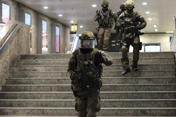 ÎMPUŞCĂTURI într-o gară din Munchen! Mai mulţi răniţi, inclusiv o poliţistă dezarmată de un suspect (VIDEO)