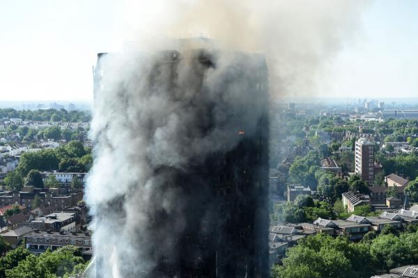 ZECI de persoane care se aflau în Grenfell Tower în noaptea incendiului sunt DATE DISPĂRUTE
