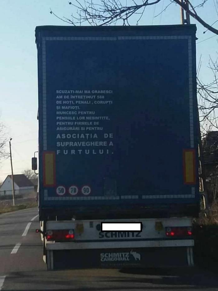 Mesajul unui şofer de TIR din Cluj, inscripţionat pe spatele remorcii, a făcut furori pe facebook!