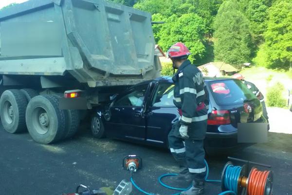 Un şofer a murit după ce a intrat direct sub o basculantă de mare tonaj, staţionată pe carosabil, aproape de Deva