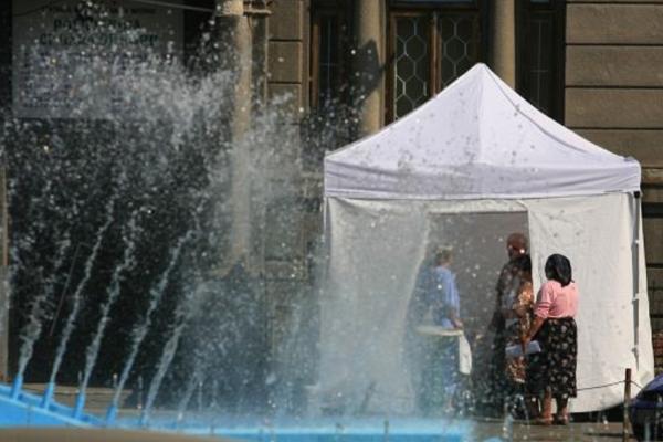 Bucureştiul, sub COD ROŞU de caniculă! 15 corturi de prim-ajutor, în cele mai aglomerate zone