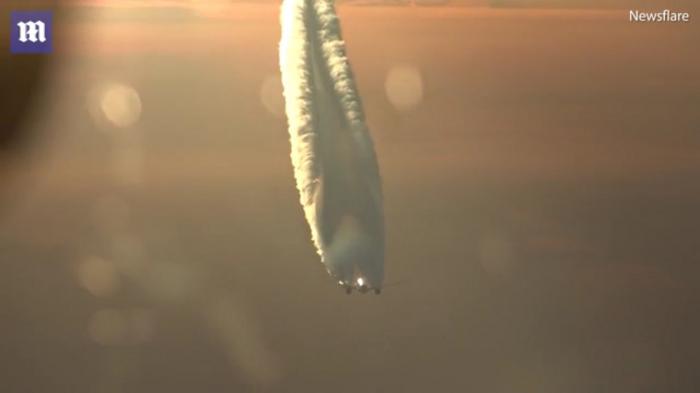 Spectacol în aer! "Vârtejul" uluitor creat de un avion pe cerul Rusiei (VIDEO)