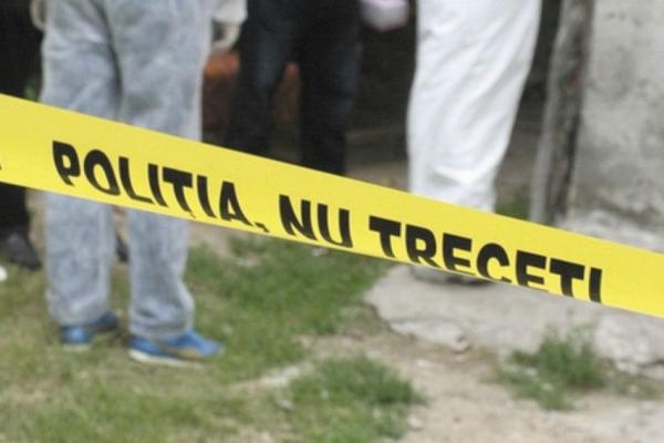 MĂCEL în Neamţ, în urmă cu puţin timp! Un bărbat şi-a UCIS mama şi un vecin cu LOVITURI DE CUŢIT, apoi a ÎNJUNGHIAT o altă vecină şi un poliţist (IMAGINI DRAMATICE)