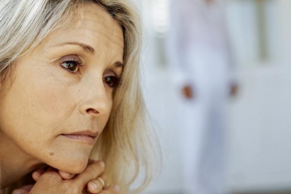 A crescut-o ca pe propria fiică, dar apoi s-a îndrăgostit de ea. Un bărbat are o relaţie cu fiica fostei sale soţii. Mama fetei este devastată