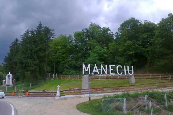 PRĂPĂD! O conductă de apă cu diametrul de 2 metri s-a spart, la Măneciu: a proiectat o maşină în gard, a smuls 30 de copaci şi a inundat o gospodărie
