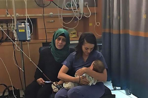 A topit inimi! O asistentă israeliană a alăptat un bebeluş palestinian pentru a-i salva viaţa. Mama sa fusese implicată într-un accident auto