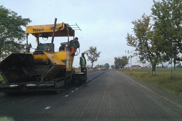 Asfaltare inedită în Buzău. O echipă de muncitori a ajuns vedetă pe internet datorită modului în care tasau asfaltul (VIDEO)