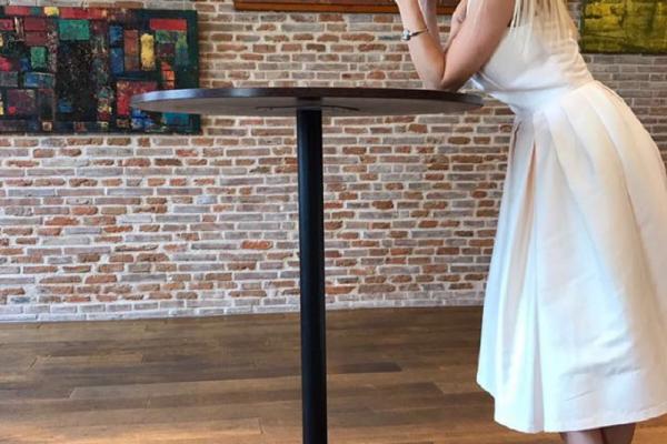 Emoții pentru prezentatoarea Octavia Geamănu, cu ocazia deschiderii expoziției de pictură "Hipnotic by Marian Ionescu" (VIDEO)