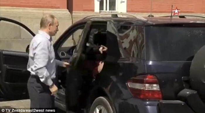 "Tiranul" pus cu botul pe labe! Vladimir PUTIN, pus la punct dintr-un singur gest, DE O FEMEIE! Imaginile fac acum ÎNCONJURUL LUMII! | VIDEO