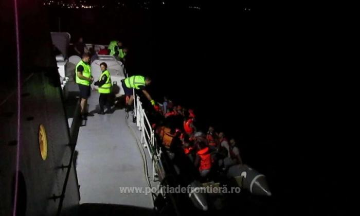 Momente critice în Marea Egee! Peste 50 de oameni, prin care şi COPII, salvaţi de la înec de poliţiştii de frontieră români
