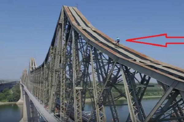 CURAJ NEBUN! Scenă incredibilă pe podul de la Cernavodă! Ce a vrut să facă un biciclist italian (VIDEO)