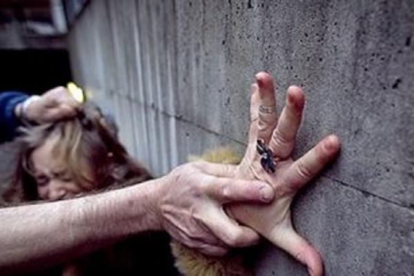 Anchetă în Vrancea: O adolescentă ar fi fost violată şi bătută de tatăl vitreg. Bărbatul a fost reclamat de mama fetei