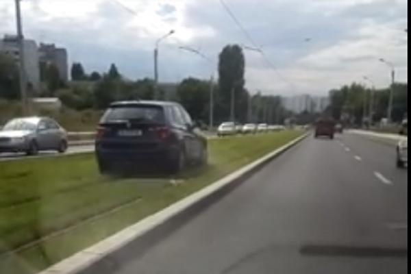 Primarul Robert Negoiță, revoltat după ce un șofer a fost filmat în timp ce merge pe linia de tramvai "green-track și distruge spațiul verde. IMAGINILE au devenit virale