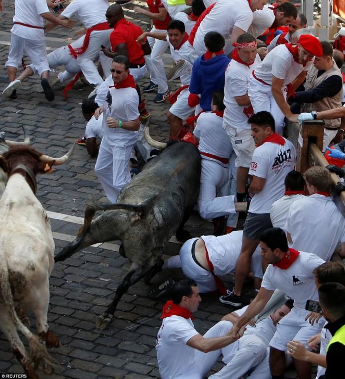 Bilanţ dramatic la primele curse cu tauri din Spania! Cinci persoane rănite după ce au fost aruncate în aer de animalele furioase. IMAGINI ŞOCANTE