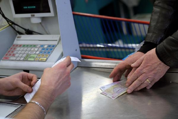 Dăm mai mulţi bani pe mâncare şi servicii! TOPUL SCUMPIRILOR pe luna iulie