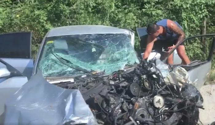 IMAGINI ÎNSPĂIMÂNTĂTOARE! O tânără GRAVIDĂ, din Olt, a murit pe loc, după ce maşina i-a fost SPULBERATĂ de un TIR, în zona Pădurea Saru (VIDEO)