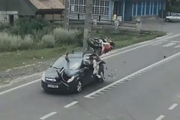 Accident uluitor în Mureș: un motociclist și pasagerul său zboară peste o mașină, după un impact violent