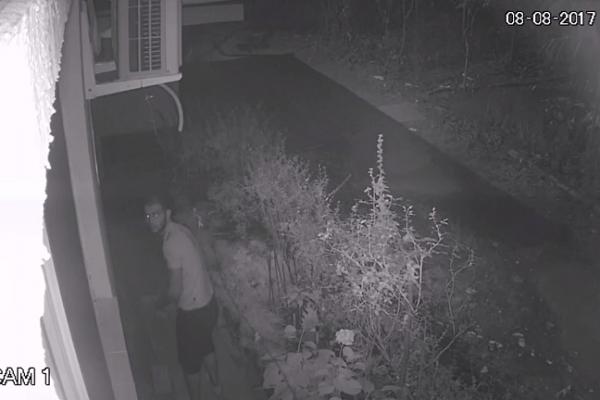 Hoţ celebru din Timişoara, filmat pas cu pas în timp ce sparge un apartament, când proprietarii sunt în casă! (VIDEO)