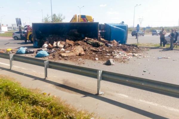 CE MIZERIE! Un camion plin de gunoi s-a răsturnat într-un sens giratoriu, la Oradea