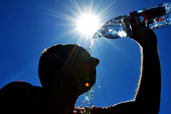ROMÂNIA SE TOPEŞTE! Harta zonelor afectate de CANICULĂ şi sfaturile specialiştilor pentru a trece cu bine peste zilele de foc!