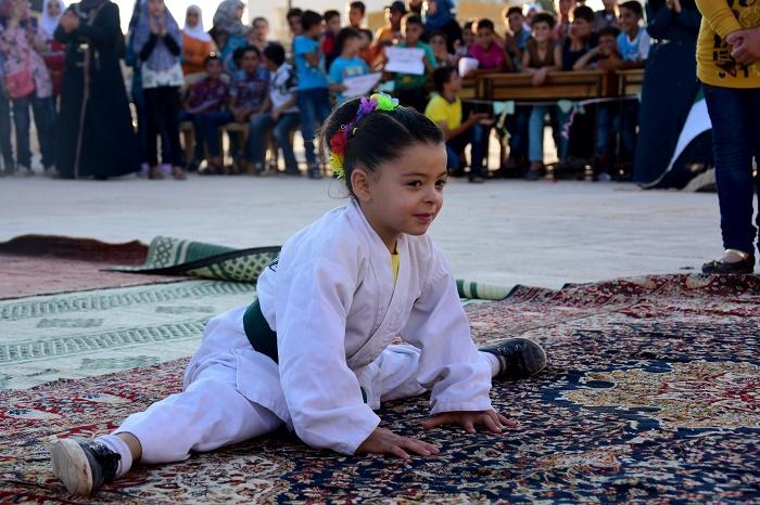 KARATE KID de Siria! Nur, o fetiță de 6 ani, se antrenează zilnic printre dărămâturi și bombardamente pentru un VIS: să devină campioană mondială la karate (GALERIE FOTO)
