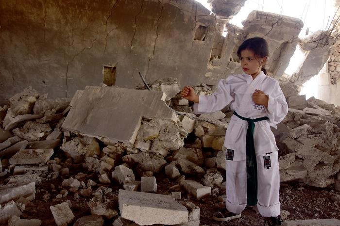KARATE KID de Siria! Nur, o fetiță de 6 ani, se antrenează zilnic printre dărămâturi și bombardamente pentru un VIS: să devină campioană mondială la karate (GALERIE FOTO)