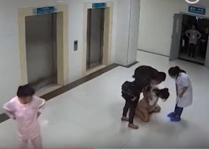TRAGIC! Se pregătea să aducă pe lume un copil, dar durerile de la naștere au UCIS-O! O tânără S-A ARUNCAT de la etaj după ce i-a fost refuzată operația de CEZARIANĂ (VIDEO)