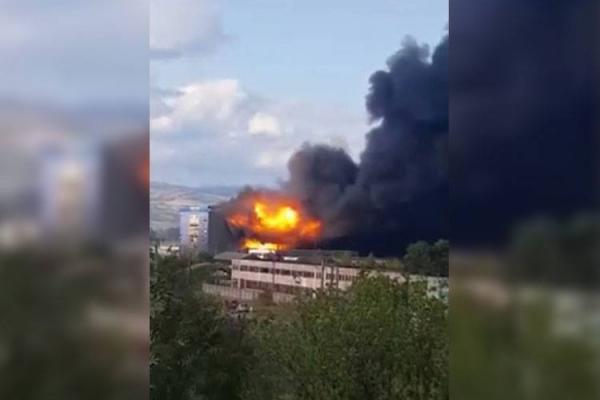 Explozie urmată de un incendiu de proporţii la o fabrică de uleiuri din Orăştie! Pompierii se luptă cu flăcările de mai bine de 13 ore!