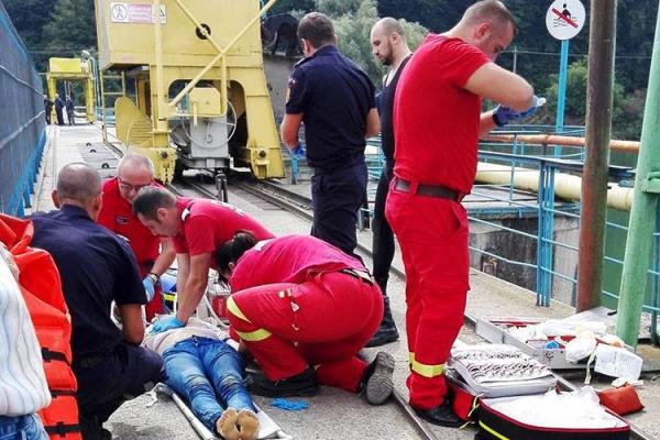 Povestea DRAMATICĂ a adolescentei care s-a aruncat de pe un baraj şi s-a înecat - FOTO
