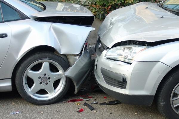 Accident grav la ieşirea din Haţeg! Două persoane rănite, după o ciocnire violentă între două maşini şi un camion