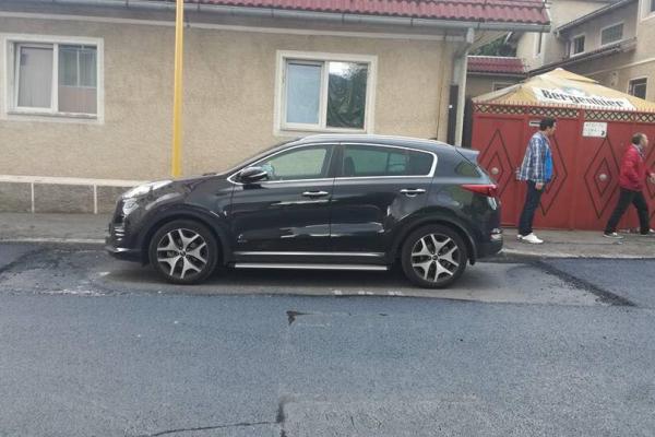 Imagini INCREDIBILE în Braşov! O maşină parcată i-a pus în încurcătură pe muncitorii care asfaltau o stradă - GALERIE FOTO