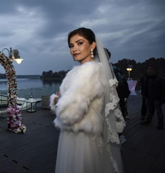 Alina Puşcaş îmbracă din nou rochia de mireasă, pentru o nuntă cu mare fast