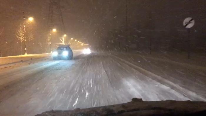 Viscol puternic în ţară, zăpada şi poleiul blochează România (Video)