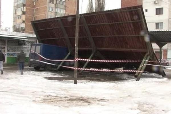 Vremea Galaţi: două maşini avariate de un acoperiş prăbuşit de vânt