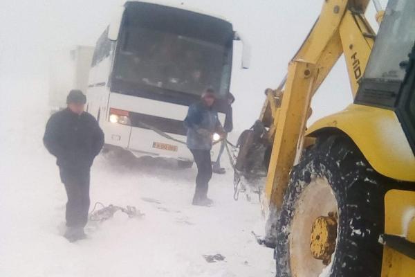Infotrafic: Drumuri naţionale şi judeţene înzăpezite, probleme şi la CFR