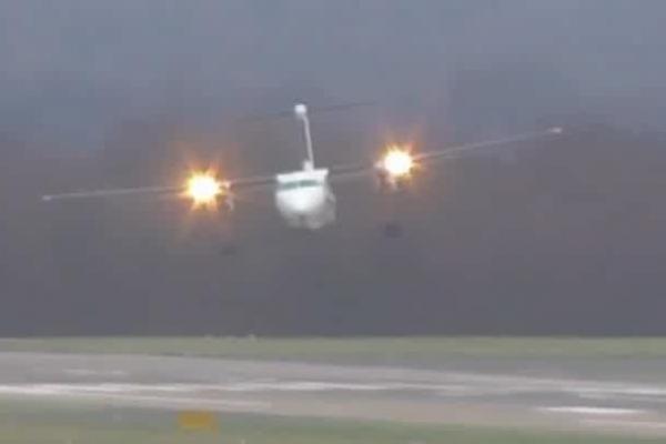 Video: Aterizare de infarct în Germania, a unui avion lovit de rafalele de vânt