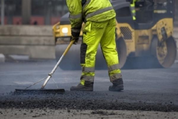 Escrocherie cu asfalt, pusă la cale de români în Italia. Polițiștii, uimiți de mecanismul simplu și inteligent al fraudei la care au participat și 2 englezi