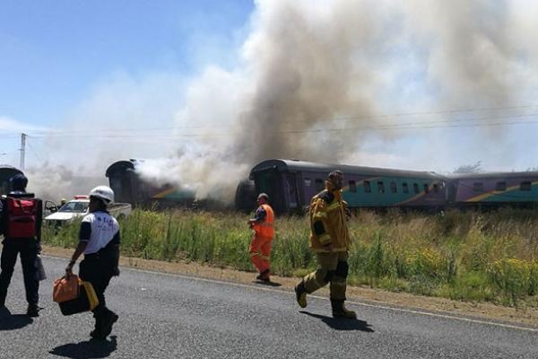 Patru morţi şi cel puţin 100 de răniţi, după ce un tren a luat foc pe şine! Garnitura s-a ciocnit puternic cu un camion şi a izbucnit în flăcări