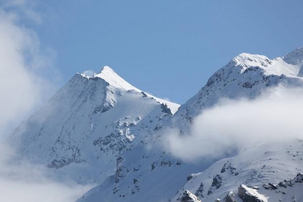 O femeie şi un bărbat sunt blocaţi în viscol, la peste 2300 de metri, în Bucegi şi au sunat disperaţi după ajutor