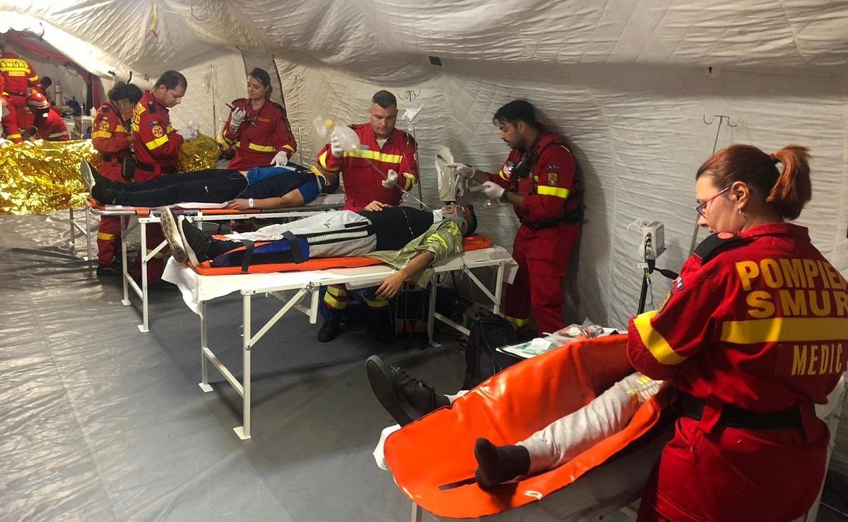 Medici SMURD tratează răniți în exercițiul Seism 2018