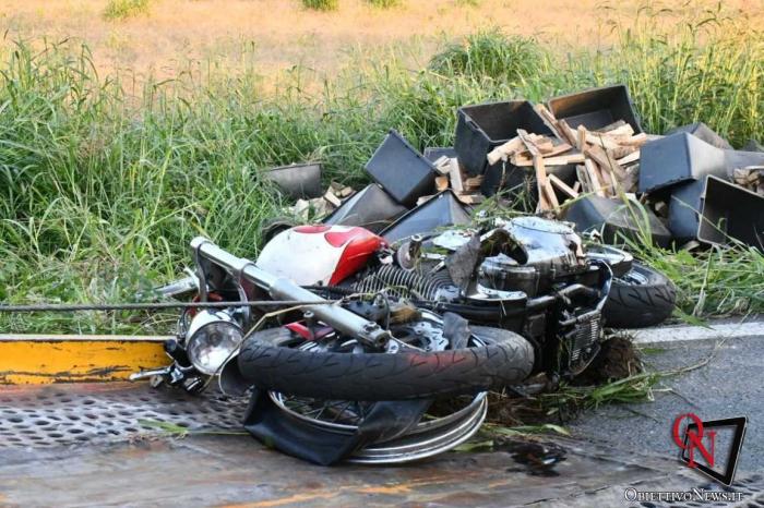 Un camion condus de un român, în Italia, a fost răsturnat de pe şosea de o motocicletă Harley Davidson. Doi morţi şi un rănit