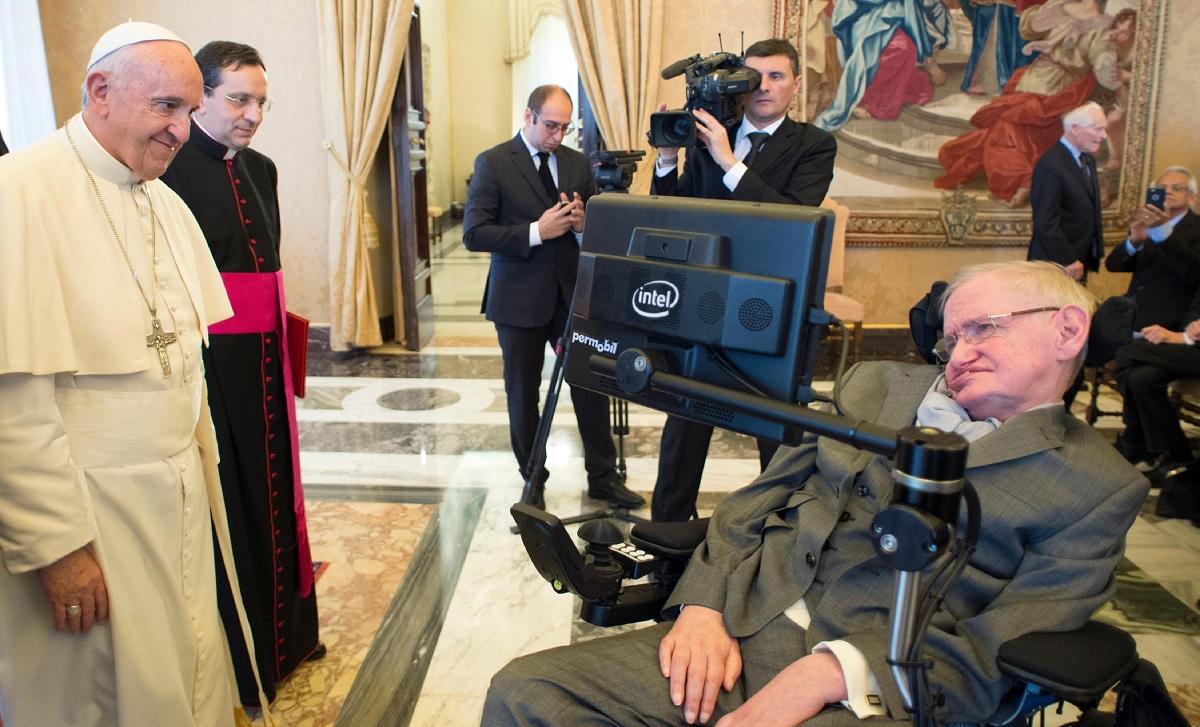 Stephen Hawking întâmpinat de Papa Francisc