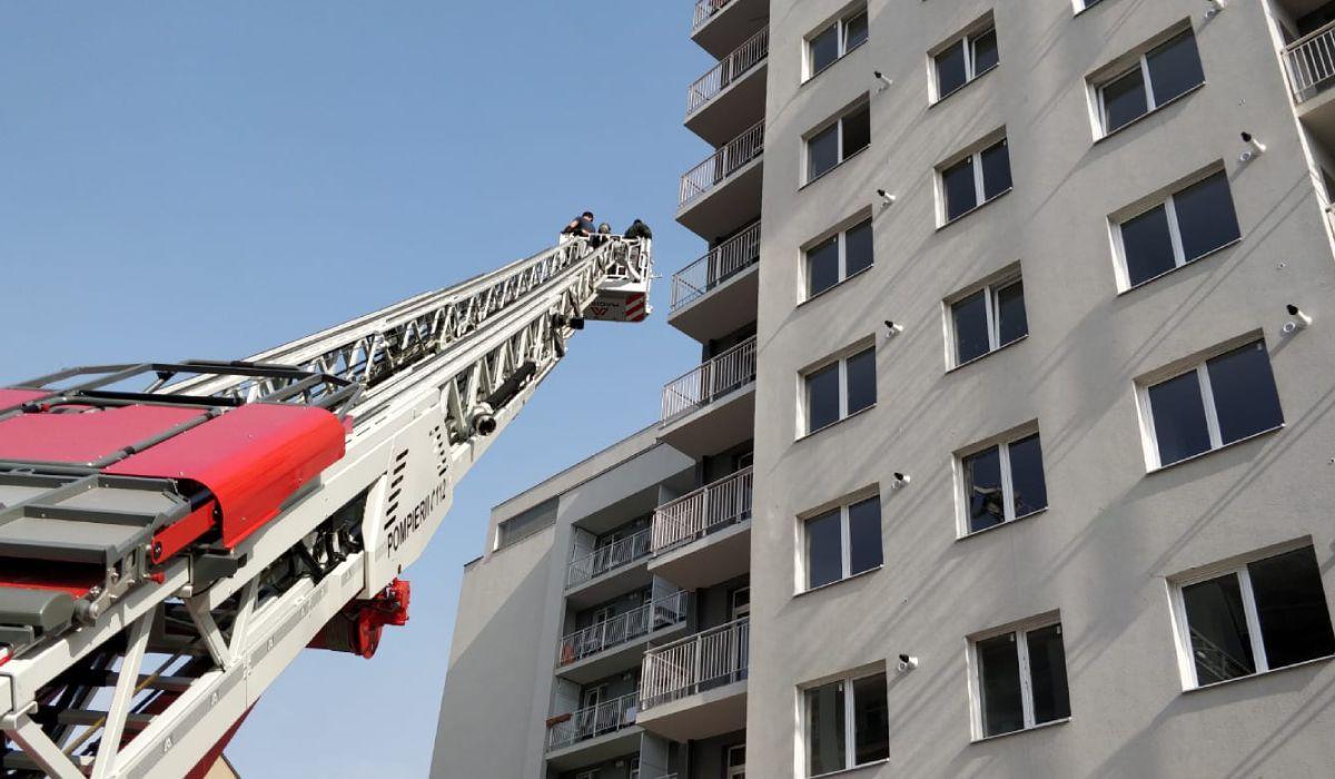 Peste 20 de oameni, blocaţi într-un bloc cuprins de un incendiu în Cluj-Napoca