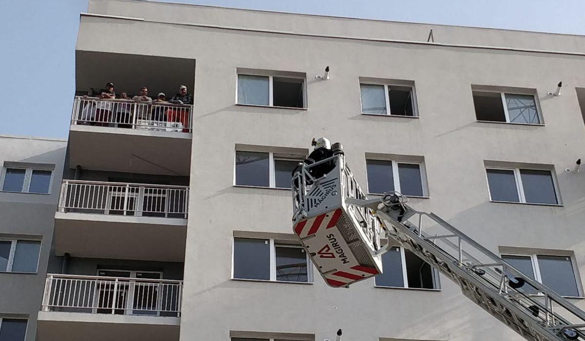 Oamenii au ramas blocati la etaj dupa ce un bloc din Cluj-Napoca a fost cuprins de un incendiu