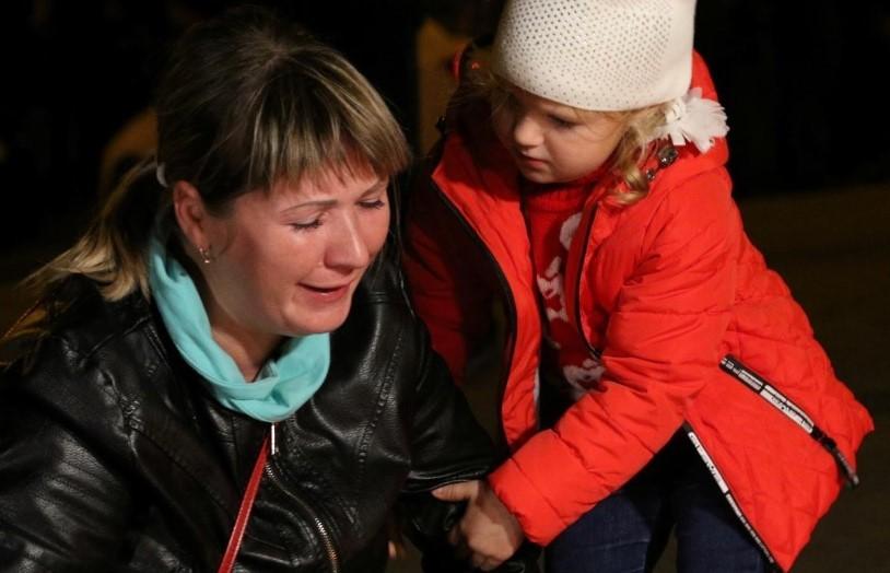 Mamă plânge alături de fiica ei minoră