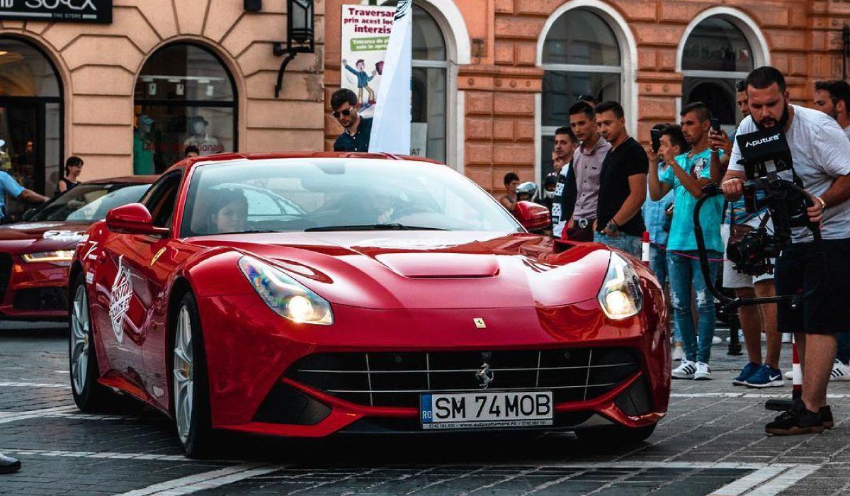 Un tânăr din Satu Mare îi plimbă cu un Ferrari pe cei care donează sânge